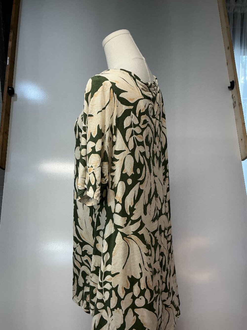 Lane Bryant 18/20 Green Cream Floral Swing Tunic Top Rayon Stretch Plus Size - Picture 2 of 16